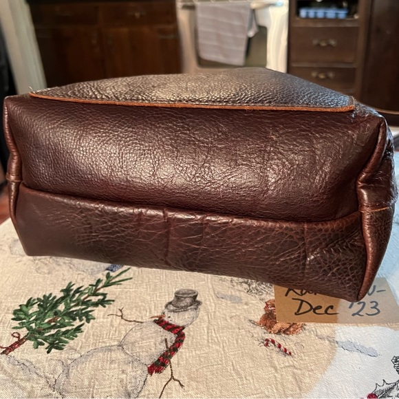 [SOLD] Like New Portland Leather Goods Medium Classic Crossbody. Chonky Pebbles! - Picture 6 of 6